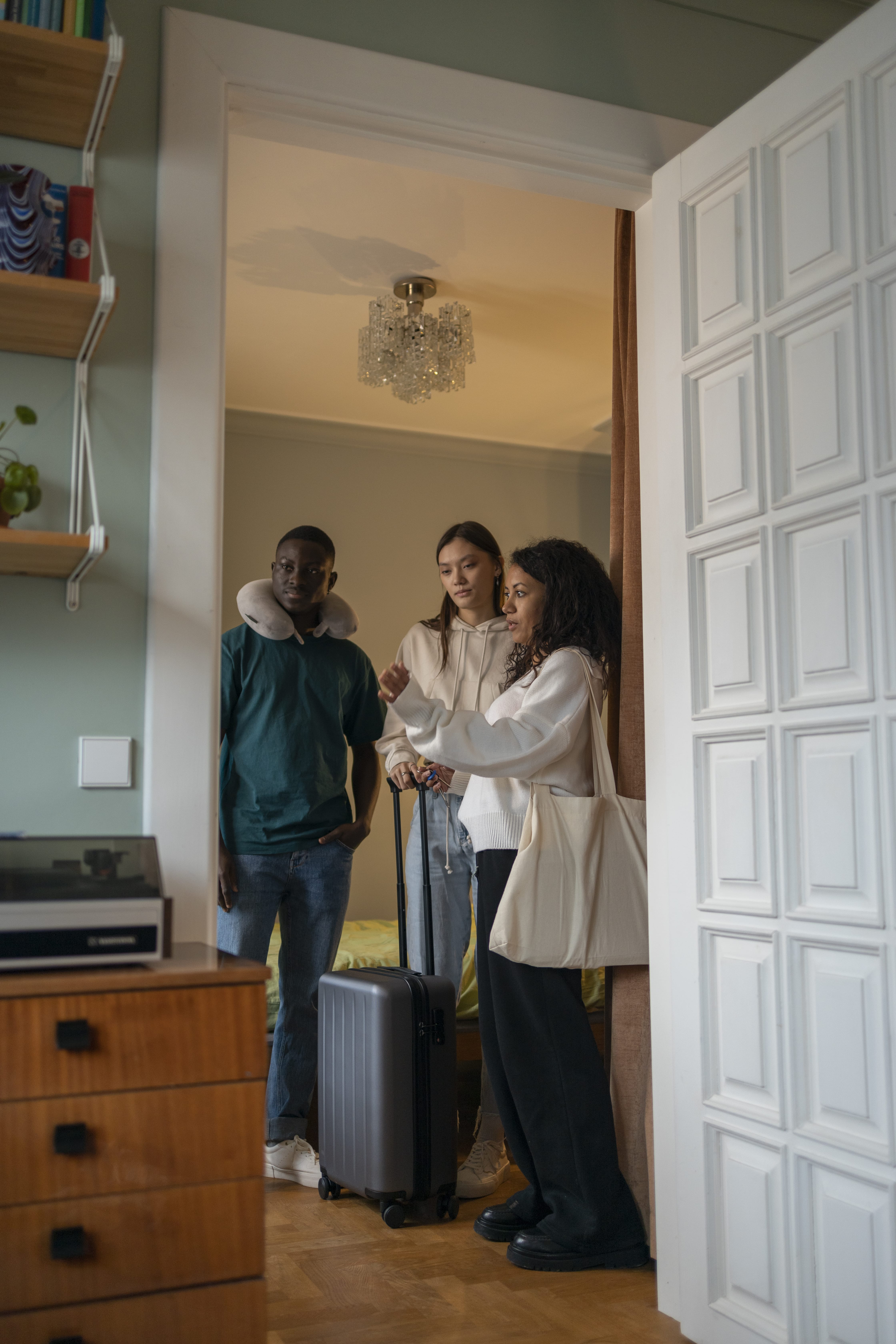 De jeunes adultes découvrent leurs nouveau logement grâce à Envol'Toit