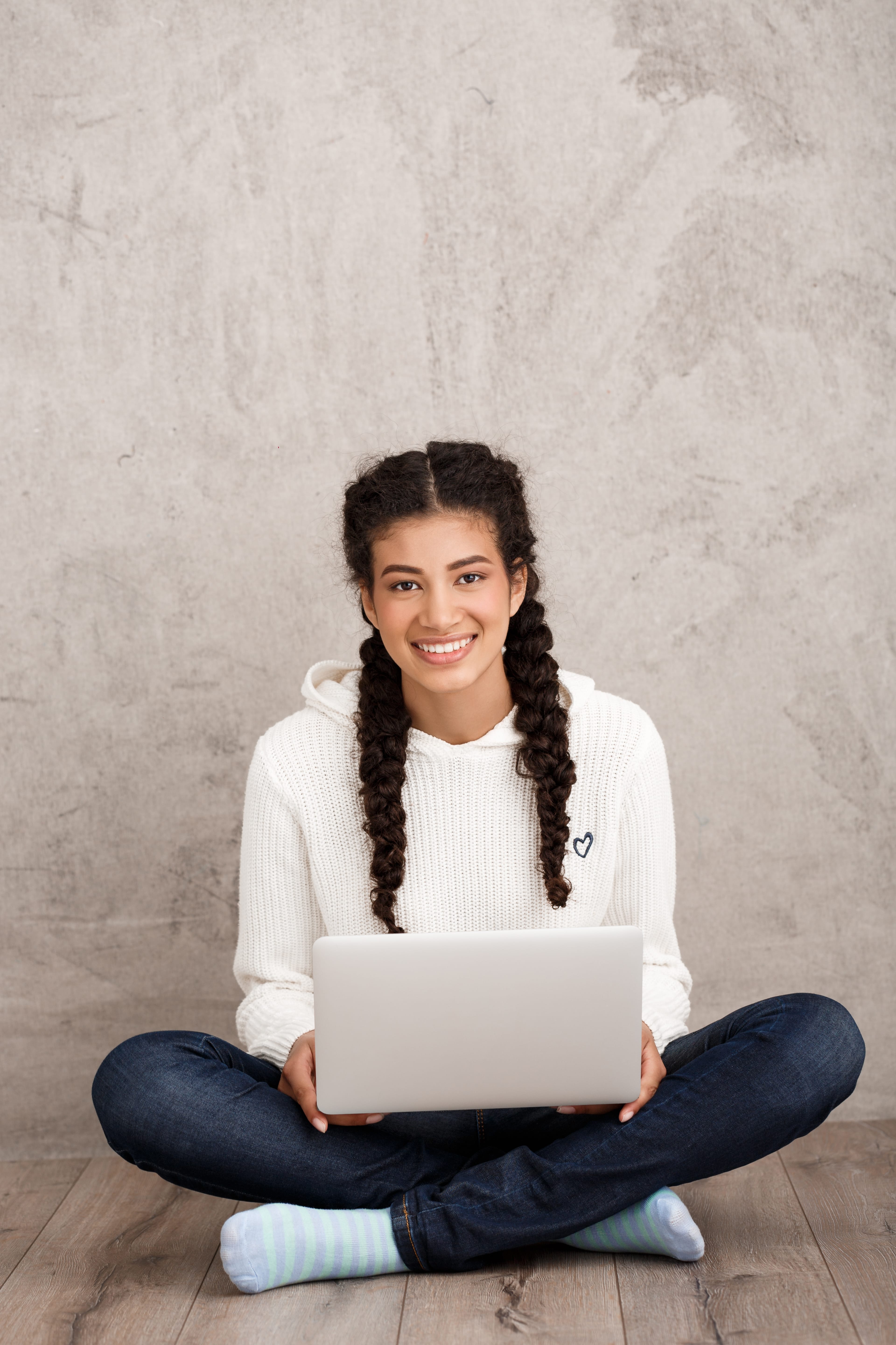 Jeune femme heureuse dans son logement.