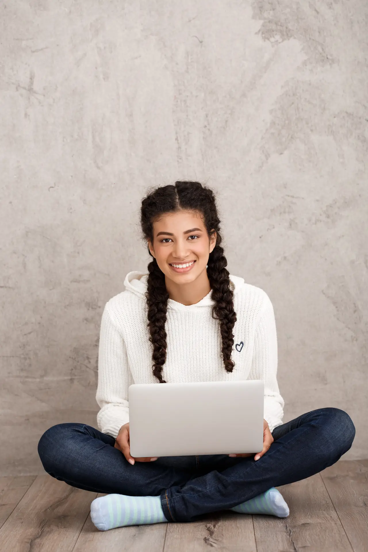 Jeune femme heureuse dans son logement.