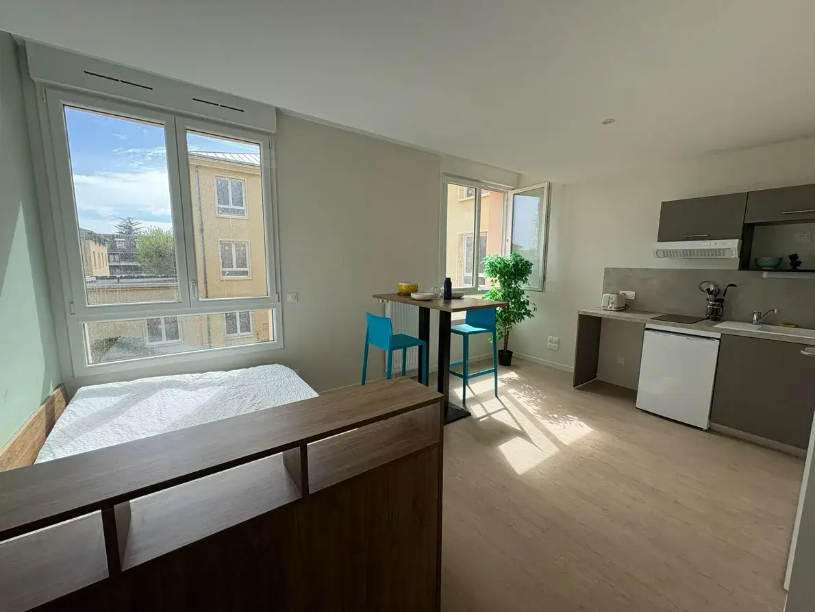 Studio meublé de la Résidence Jeunes Bayeux : coin nuit, coin repas et kitchenette