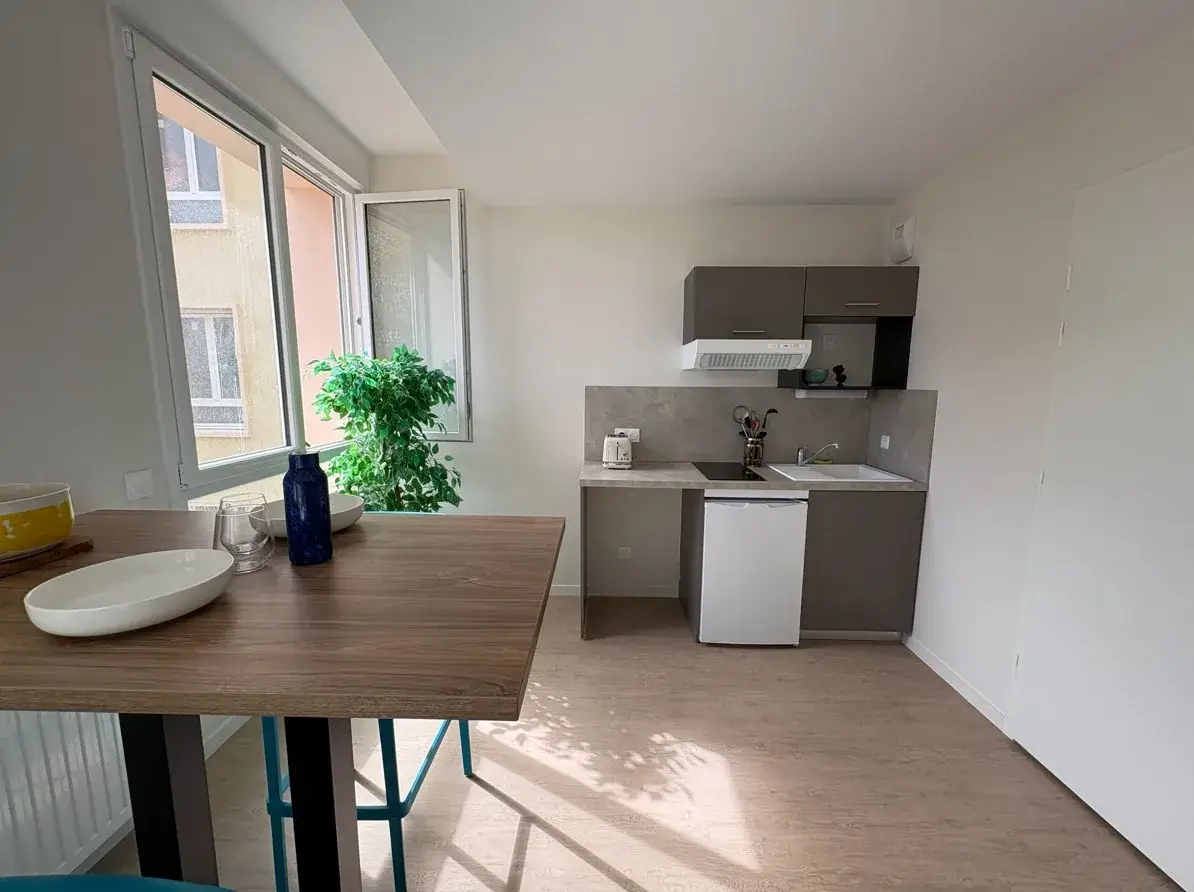 Kitchenette équipée et coin repas d'un studio de la Résidence Jeunes Bayeux