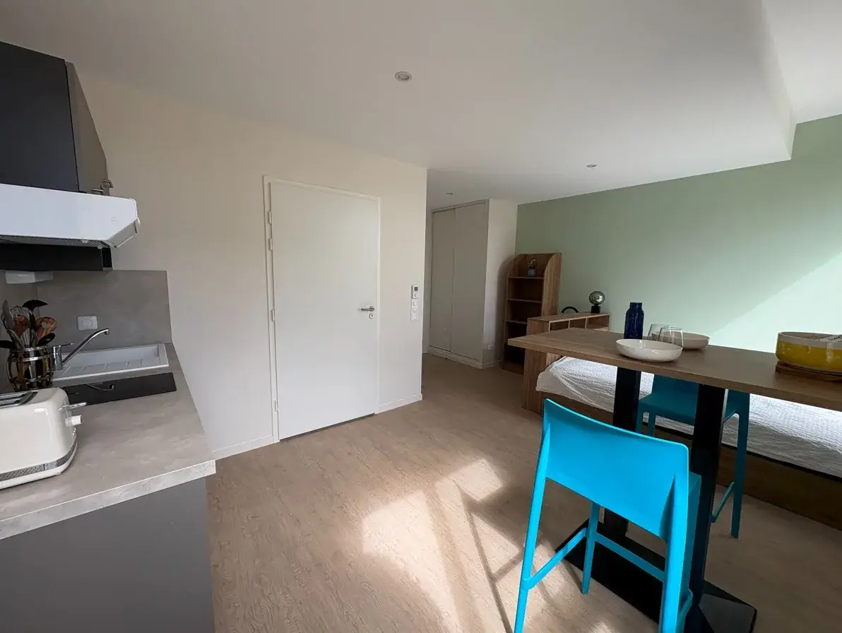Studio de la Résidence Jeunes Bayeux vu depuis la kitchenette, avec penderie
