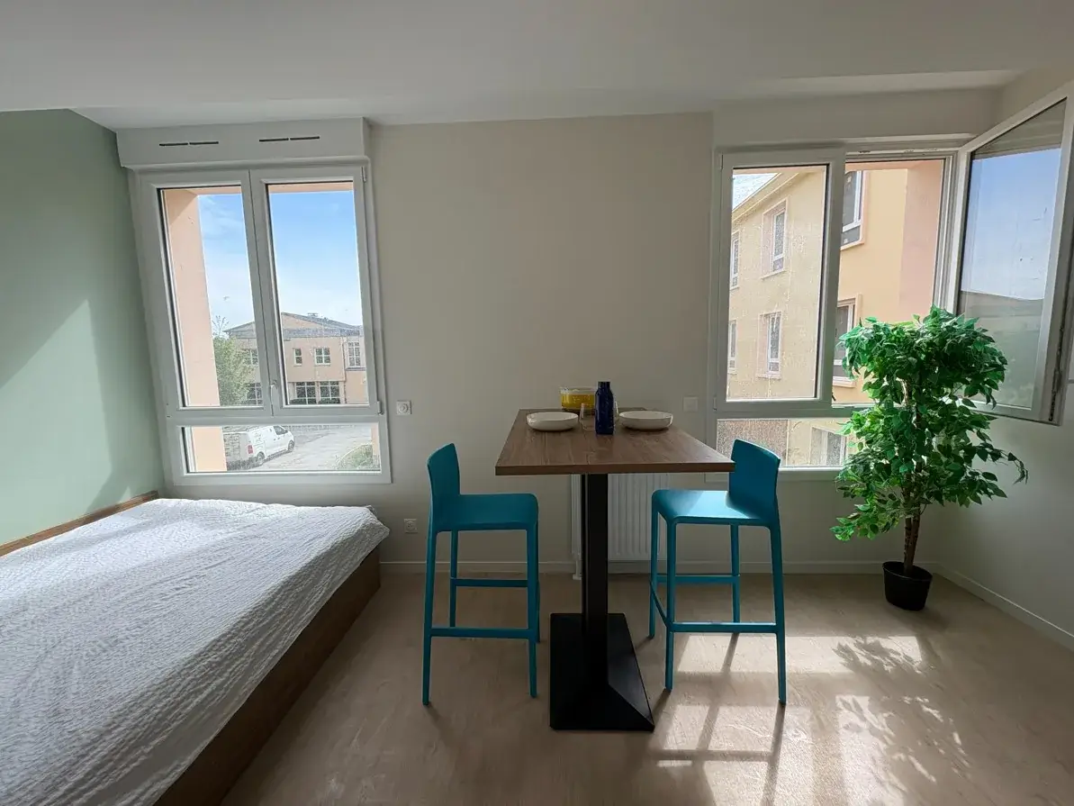 Coin nuit et coin repas d'un studio de la Résidence Jeunes Bayeux